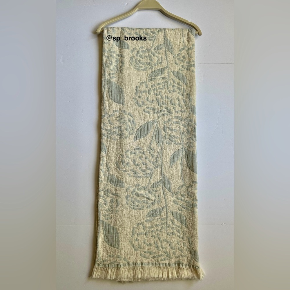 🎁Piscatextil Throw Blanket - Dimpled - Hydrangea Blooms -Blue and Cream- Cotton - Picture 3 of 8